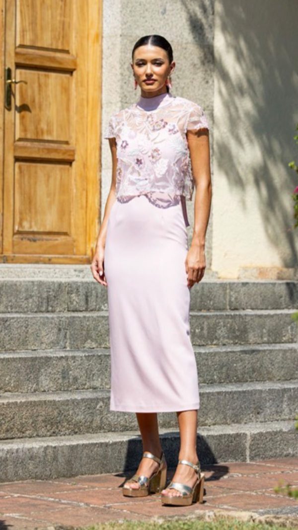 Vestido rosa con capa de lentejuelas